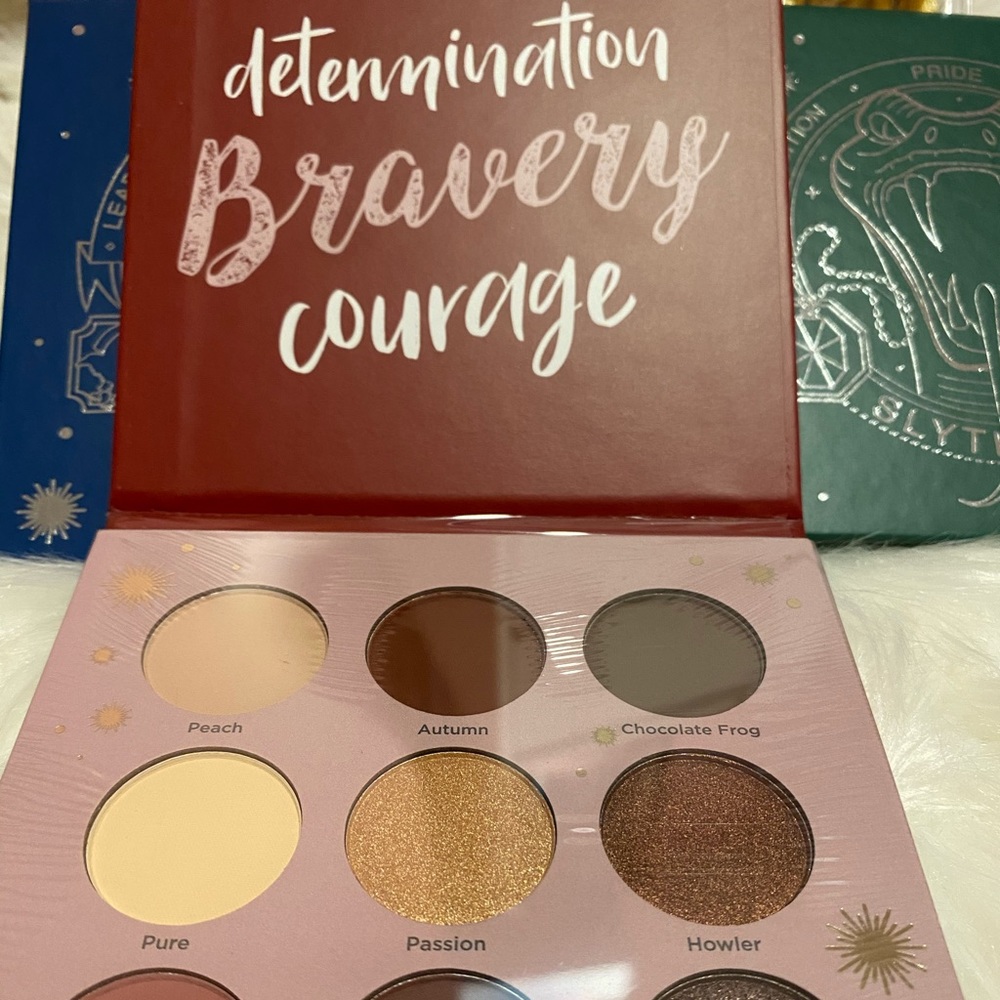 Gryffindor eye shadow pallet (only pallet)